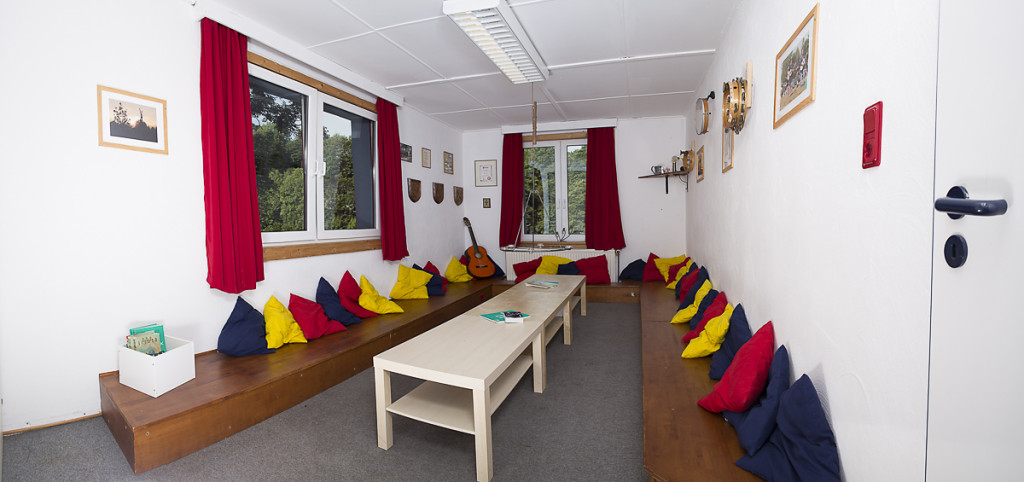 Hier ist ein jüngeres Foto vom musischen Raum. Sitzmöglichkeiten um niedrige Tische herum.