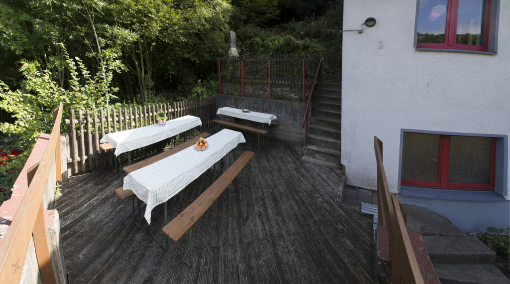 Unsere Terrasse mit drei Festzeltgarnituren die gedeckt sind mit Obst in einer Schale