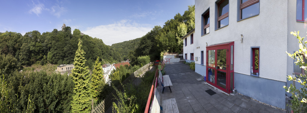 Ein Blick über die Terrasse nach links erstreckt sich das Tal im Sonnenlicht