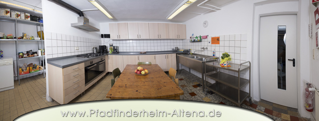 Hier sehen wir ein Panoramabild er Küche. Rechts die Spüle links die Herde und in der Mitte unser Tisch